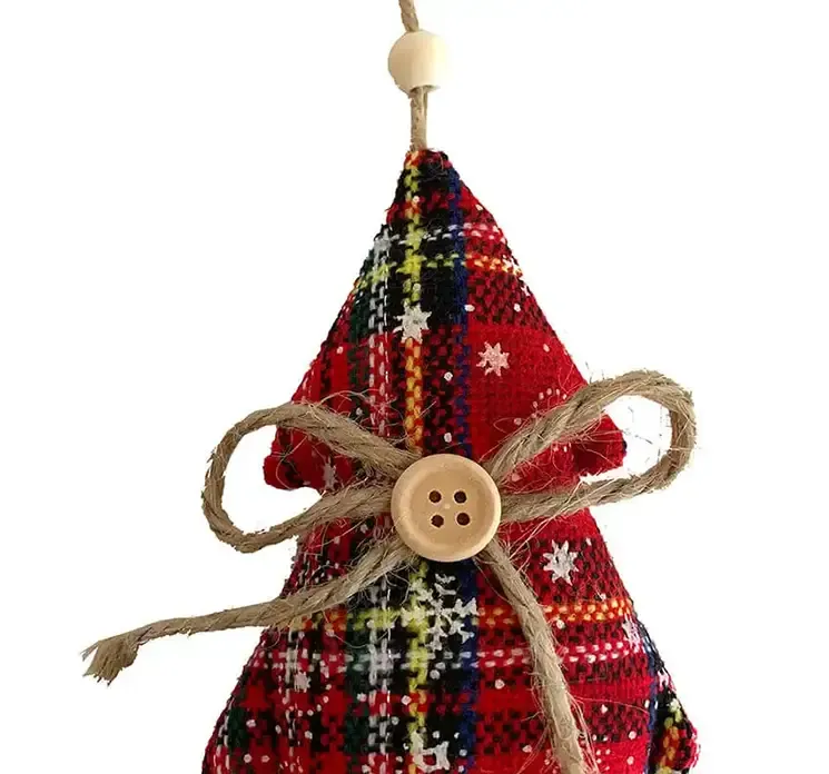 juletræ af ternet stof med ophæng juletræspynt closeup