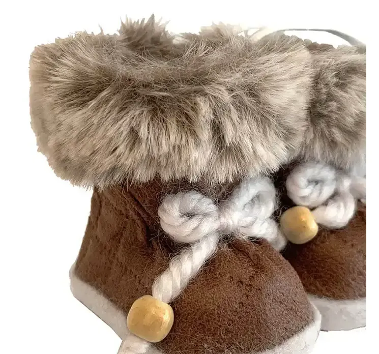 Juletræspynt små støvler med plyskant i lysebrun closeup