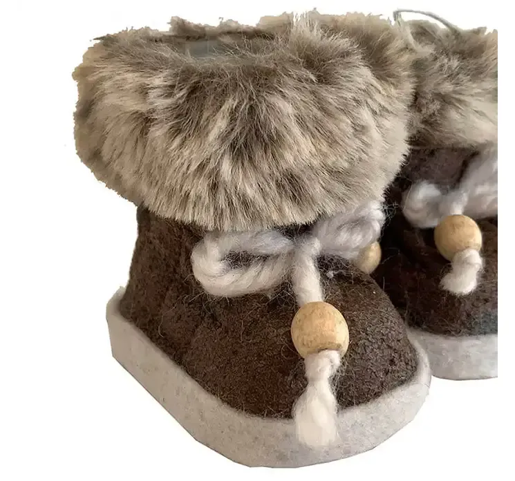 Juletræspynt små støvler med plyskant i brun closeup