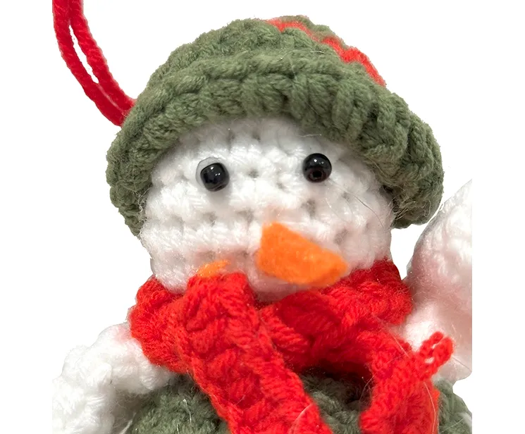 Juletræspynt hæklet snemand i grøn closeup
