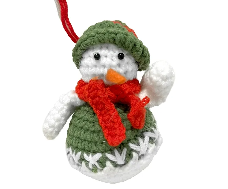 Juletræspynt hæklet snemand i grøn
