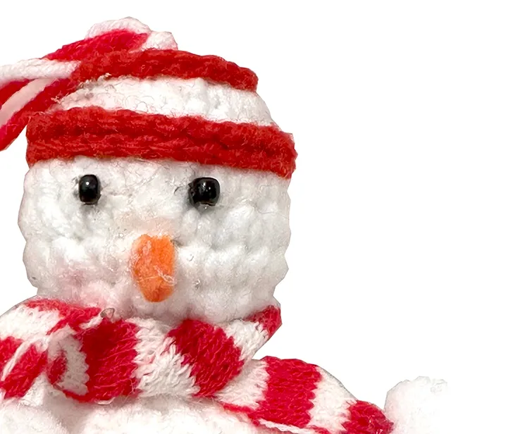 Juletræspynt hæklet snemand i hvid, rød og blå closeup