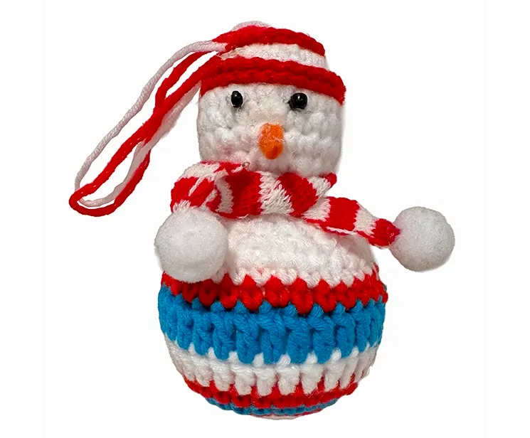 Juletræspynt hæklet snemand i hvid, rød og blå