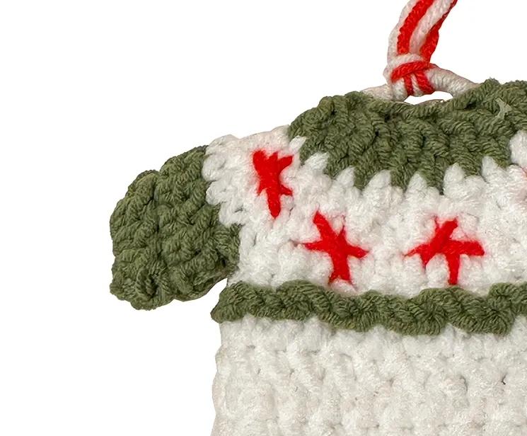 Juletræspynt grøn hæklet sweater i polyester closeup