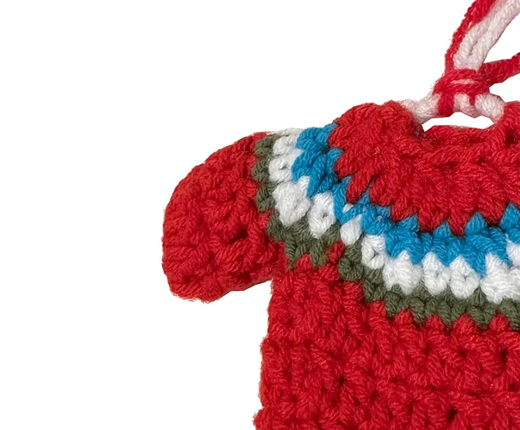 Juletræspynt rød hæklet sweater i polyester closeup