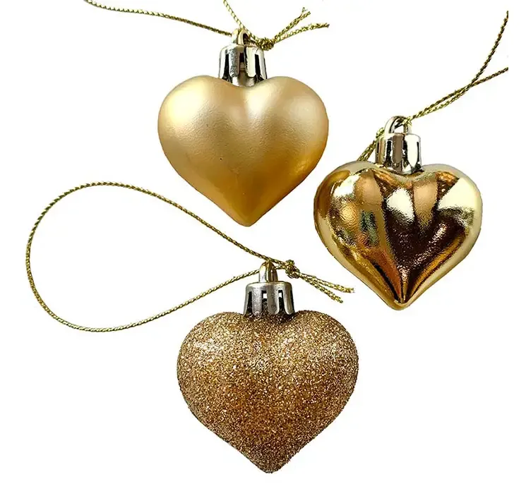 Hjerter af plast i guld farvet med ophæng til juletræet