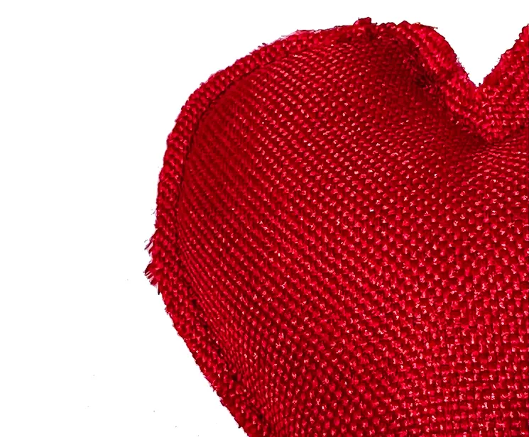 Rødt stofhjerte til juletræspynt closeup