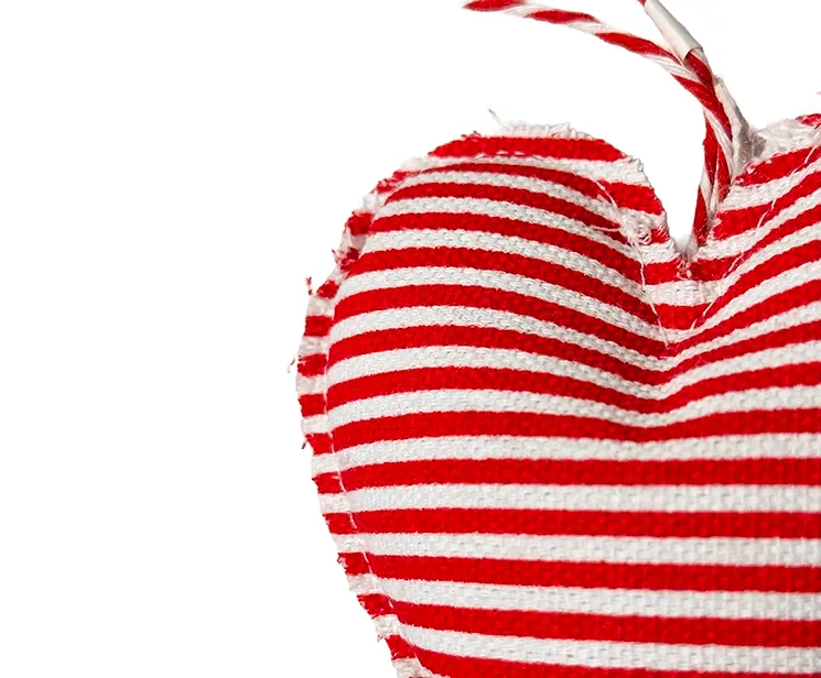 Stribet stofhjerte i rød og hvid til juletræspynt closeup