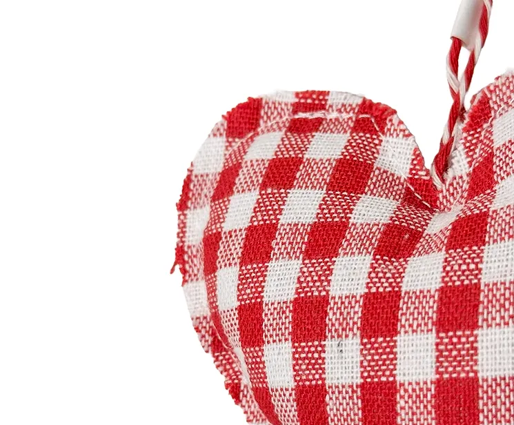 Ternet stofhjerte i rød og hvid som  juletræspynt closeup