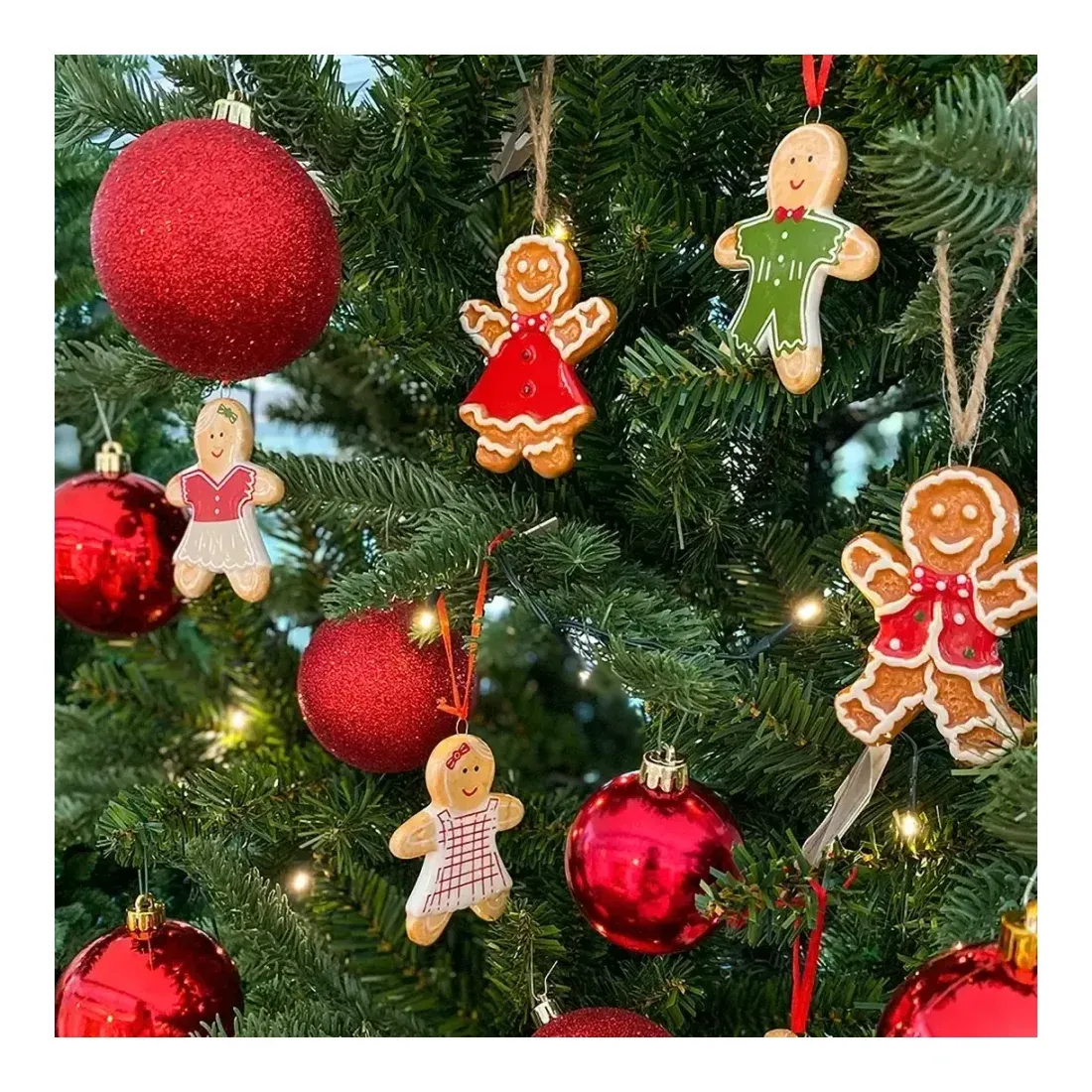 Honningkage mænd og koner af keramik vist hængt op på juletræ