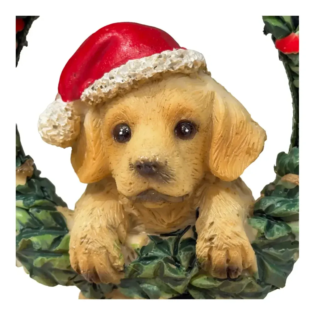 Hund med krans juletræspynt af plast i lysebrun 11cm closeup