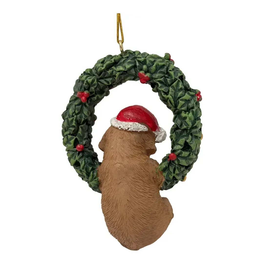 Hund med krans juletræspynt af plast i mørkebrun 11cm bagside vist