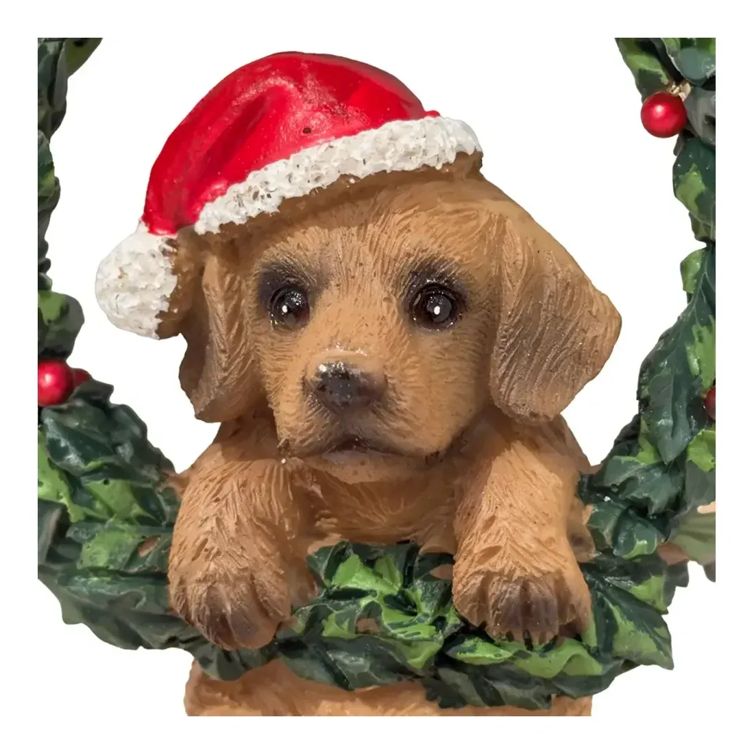 Hund med krans juletræspynt af plast i mørkebrun 11cm closeup