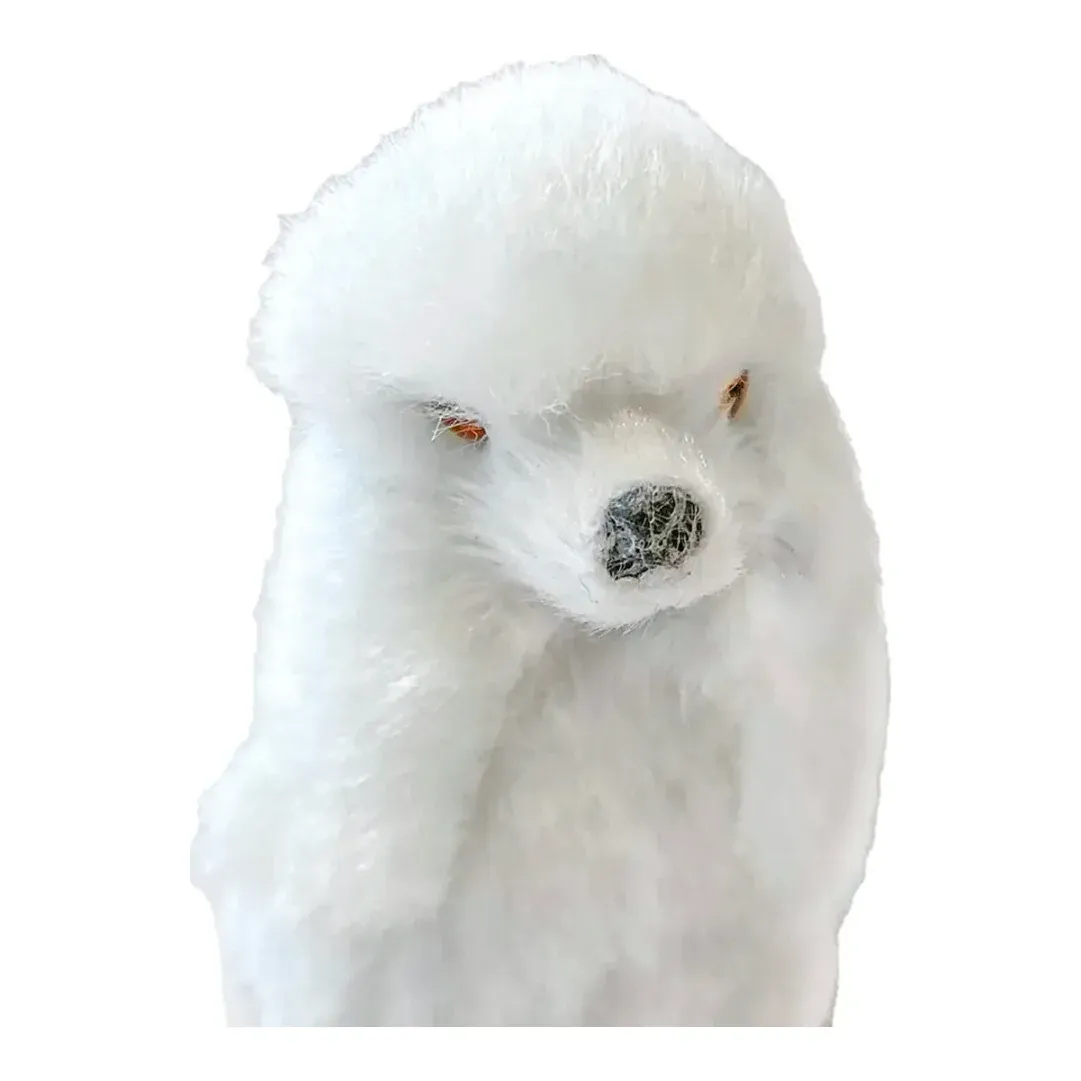 Hund siddende julepynt af plast og plys i hvid med ophæng closeup