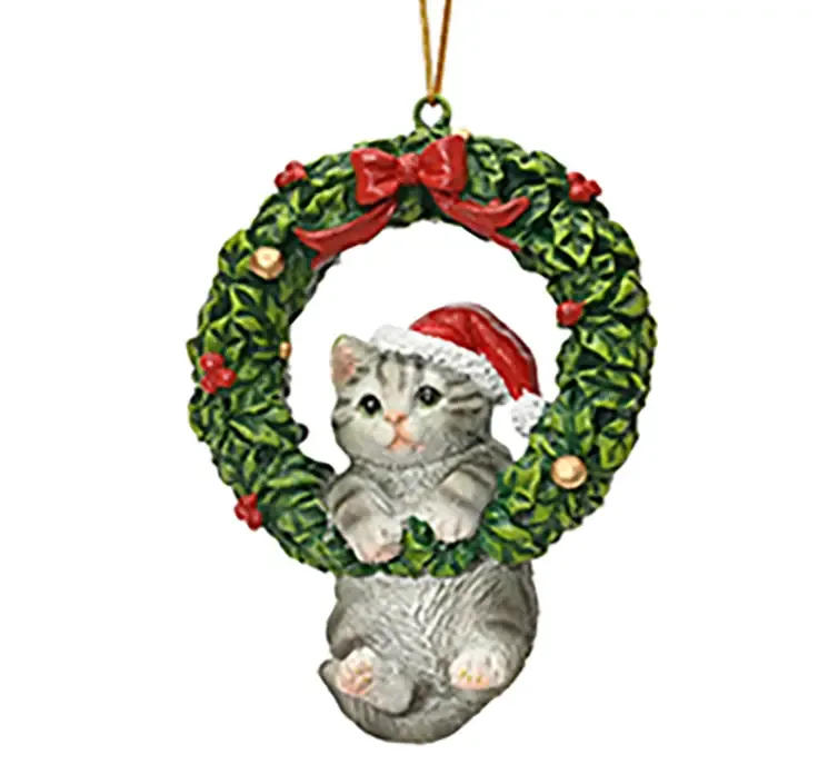 kat i grå hænger i grøn krans julepynt