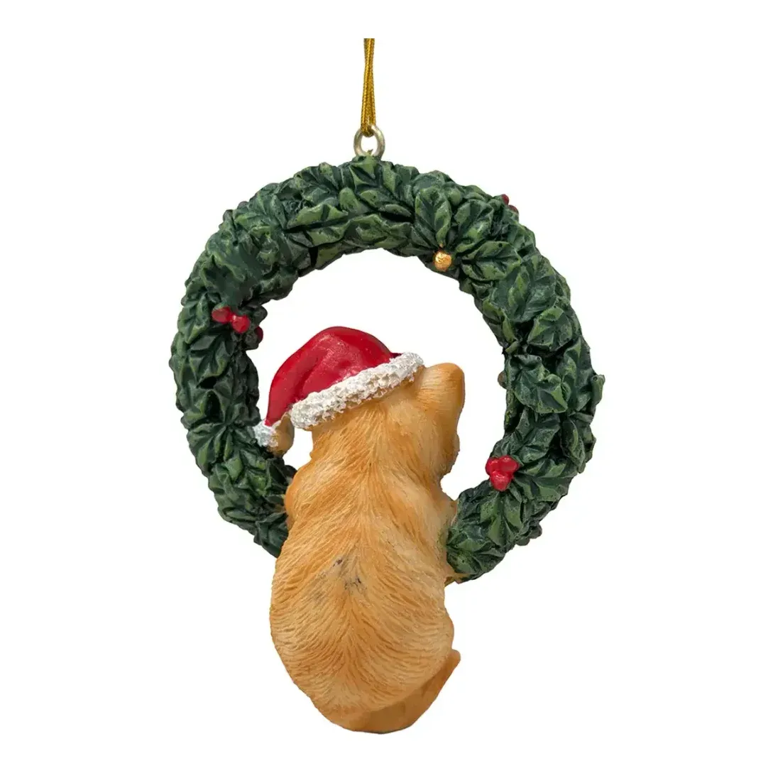 Kat med krans juletræspynt af plast i brun 11cm bagside
