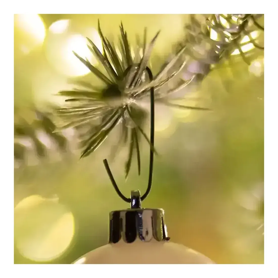 Kroge af jer i grøn til julepynt og julekugler vist med en julekugler på en juletræsgren