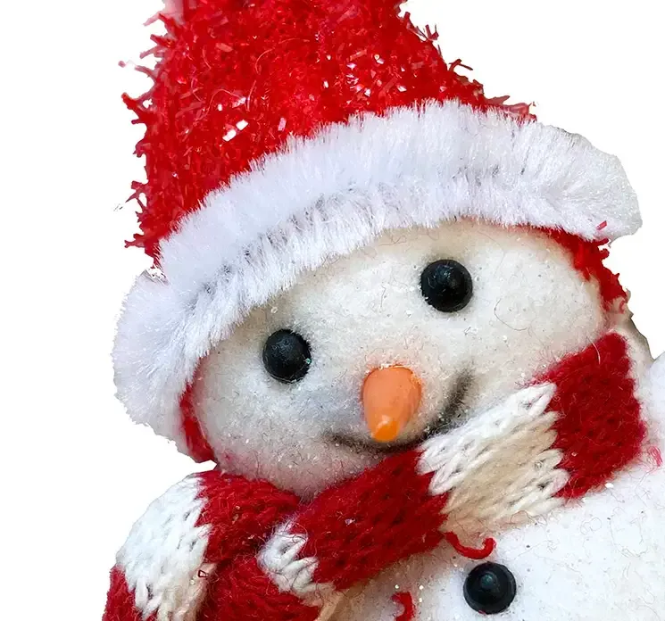 Jultræspynt kunstig snemand med rød hue og stribet halstørklæde closeup