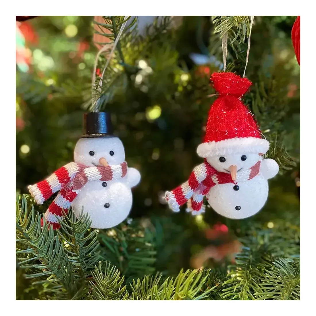 Snemænd juletræspynt af plast med ophæng vist hængede på juletræ