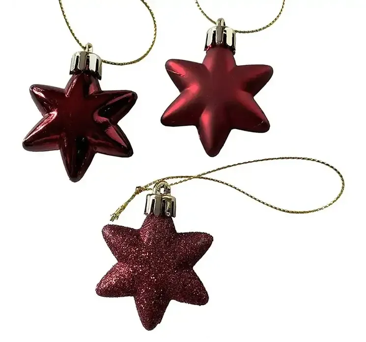 Julepynt stjerner af plast i bordeaux med ophæng closeup