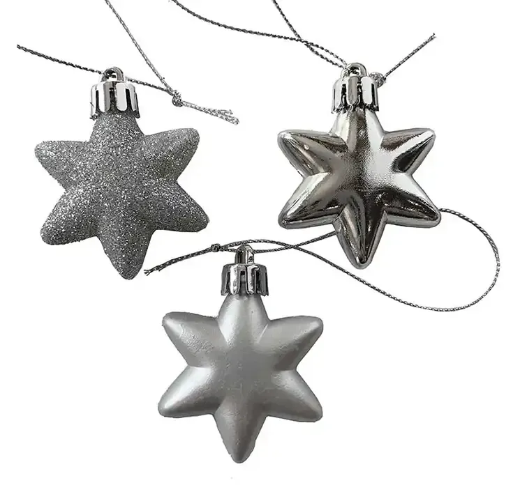Små stjerner i sølv af plast med ophæng