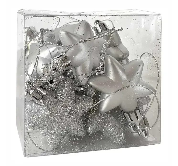 Små stjerner i sølv af plast med ophæng i æske