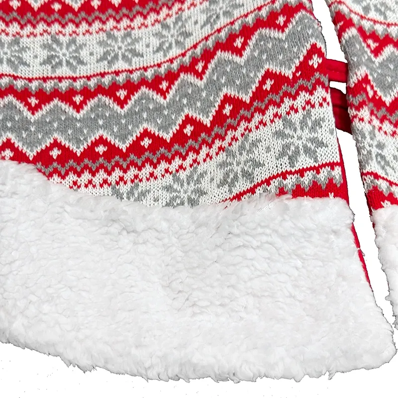 Juletræstæppe af polyester med mønster i rød, hvid og grå closeup