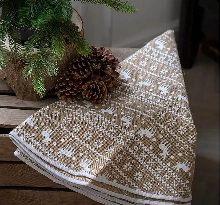 Juletræstæppe af hessian med rensdyrmønster i naturfarve vist i miljø