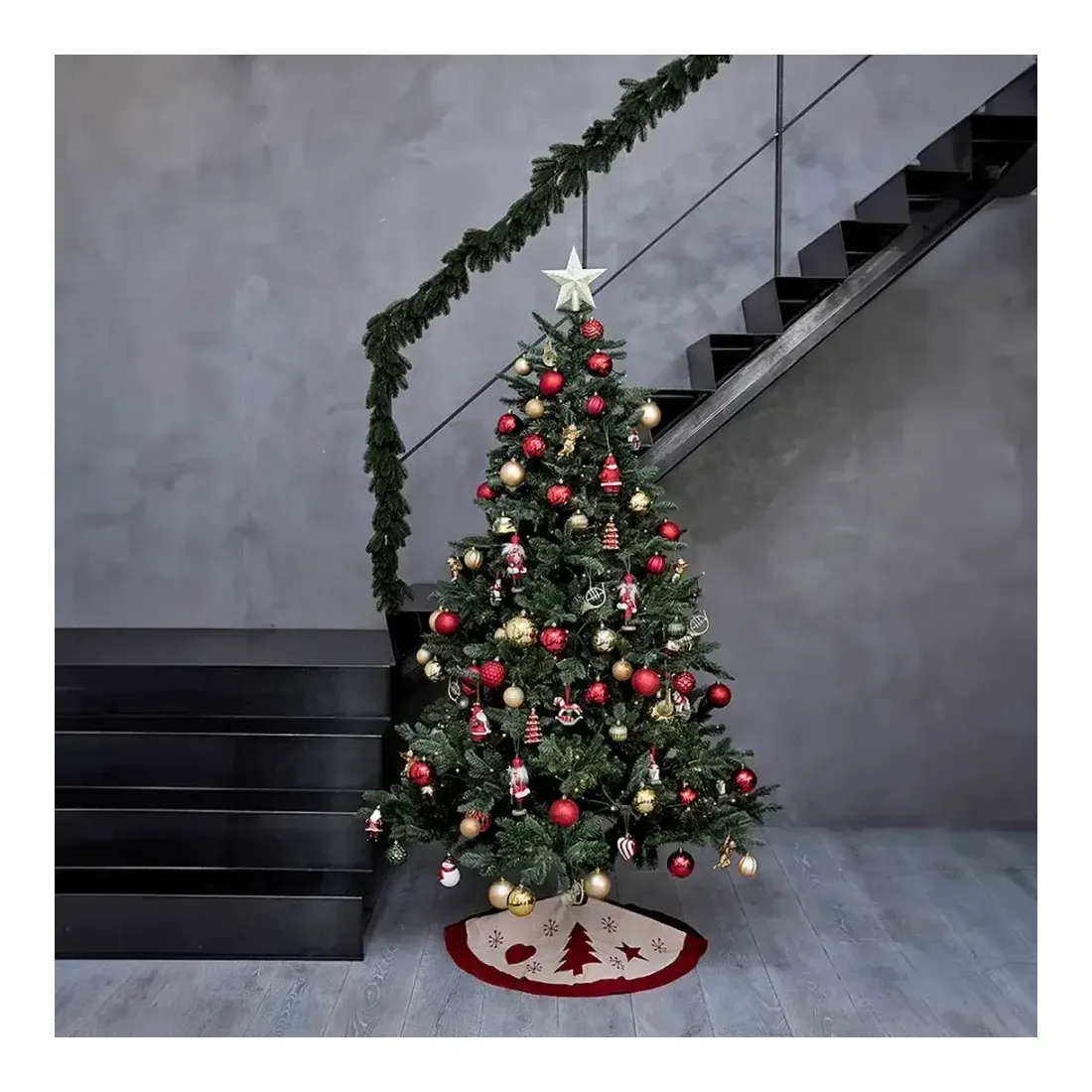 Juletræstæppe rund af polyester med julemotiver i rød og naturfarvet vist i miljø med juletræ