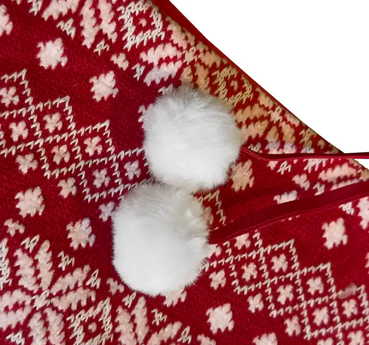 Juletræstæpper runde, strik med mønster og pomponer, rød og hvid assorteret