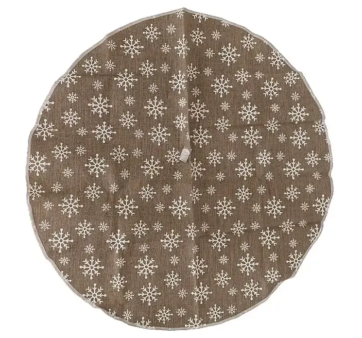 Juletræstæppe rundt i naturfarvet stof med små hvide snefnug