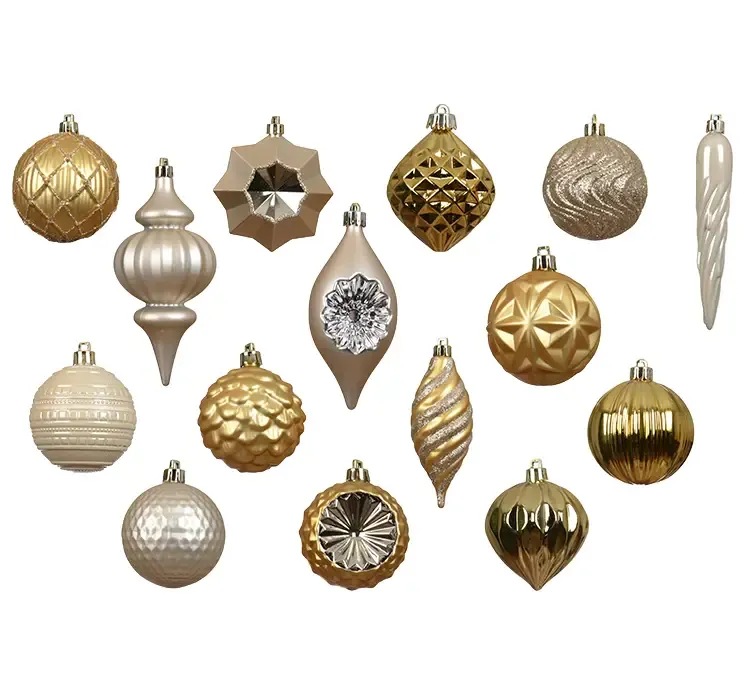 Julekuglemix i guld af plast med forskellige udformninger af kugler closeup