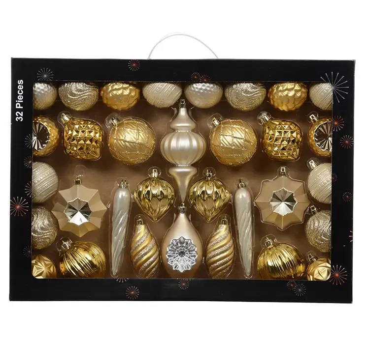 Julekuglemix i guld af plast med forskellige udformninger af kugler