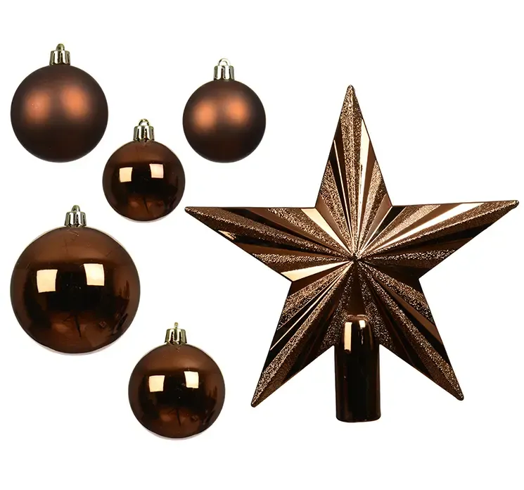 julekugle mix med stjerne af genbrugsplast i brun closeup