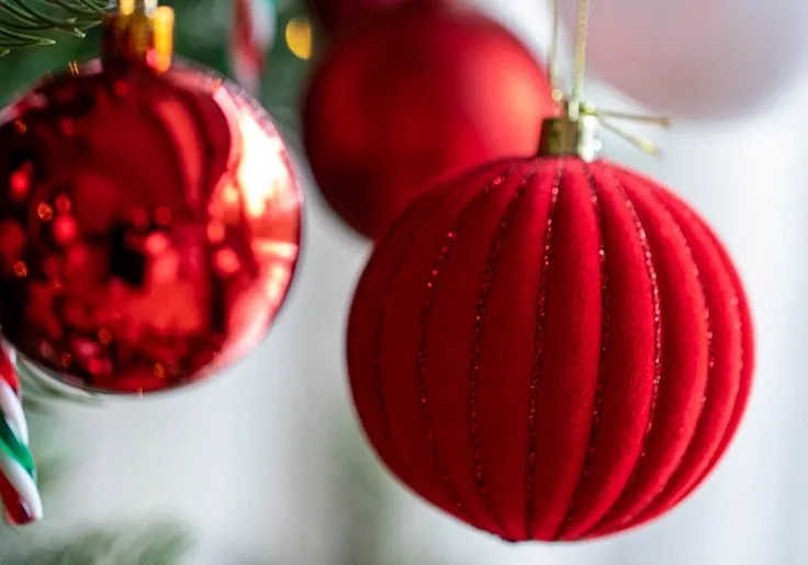 Røde julkugler både traditionelle, men også i velour med guldtråd