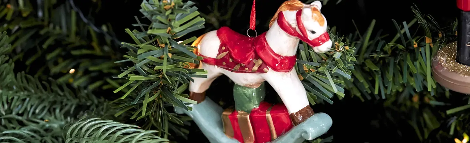 fin lille gyngehest til at hænge på juletræet