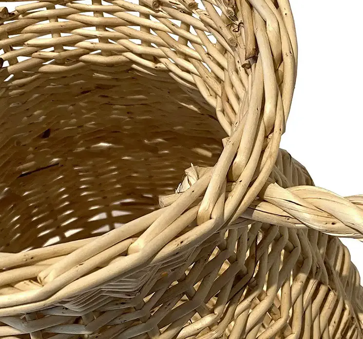 Vase format som kande af flettet rattan i naturfarvet 28cm closeup