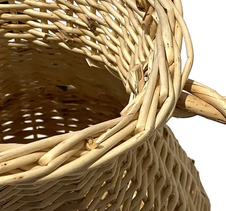 Vase formet som kande af flettet rattan i naturfarvet 38cm closeup