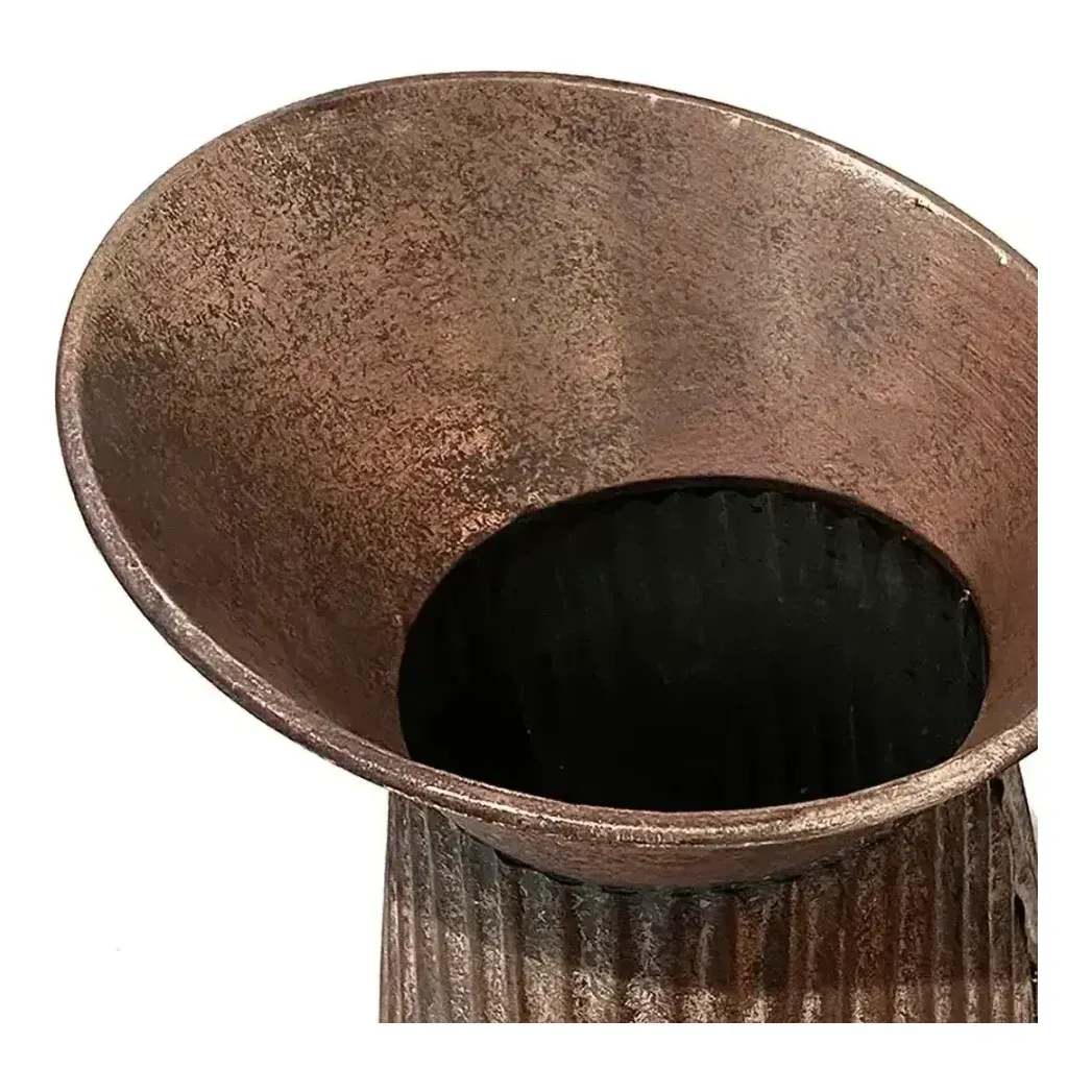 Kande vase af metal og hank i antik kobber look closeup