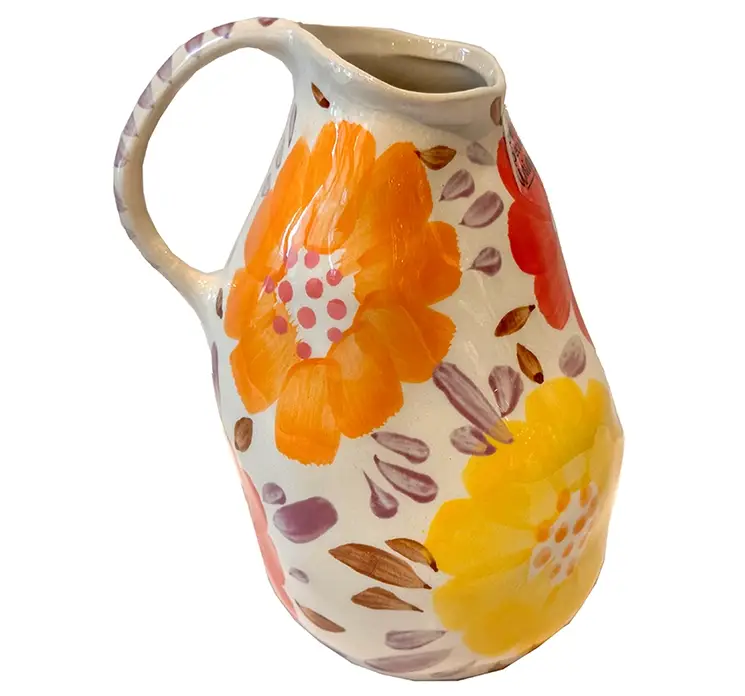 Vase af håndlavet keramik med hank og påmalede blomster i multifarver
