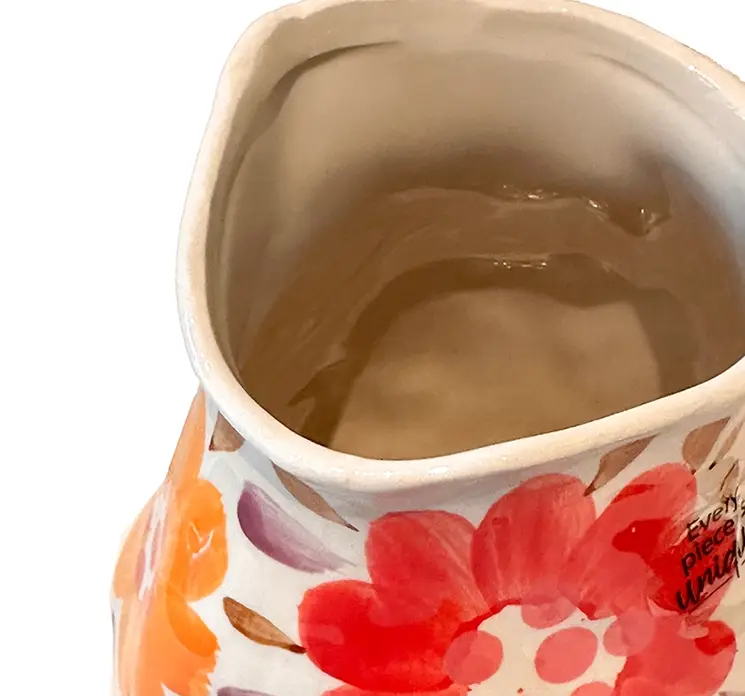 Vase af håndlavet keramik med på malede blomster i multifarver closeup