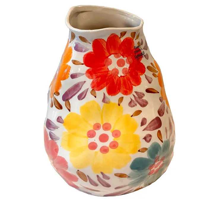 Vase af håndlavet keramik med på malede blomster i multifarver