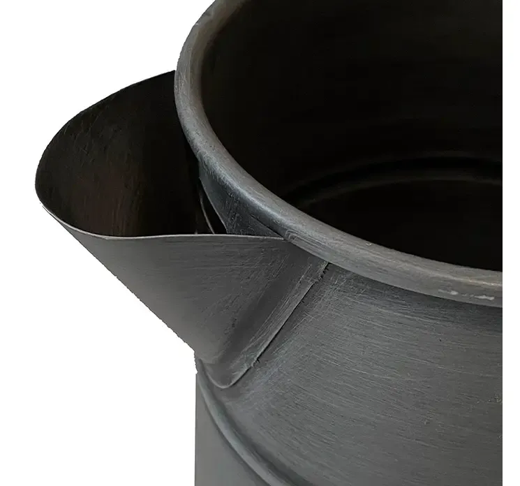 Kande vase af zink i grå closeup