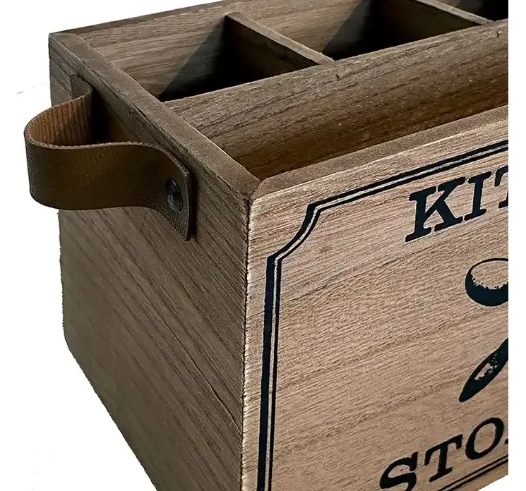 Køkken bestik holder i brun af træ med læder hank closeup