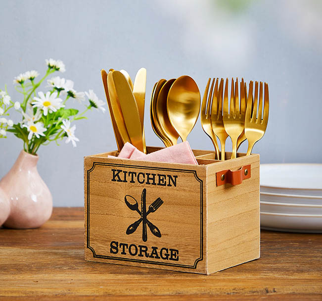 Køkken bestik holder af brun træ med læderhank vist i miljø