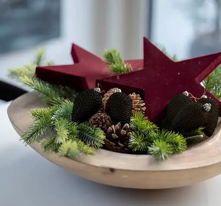 Stjerne af MDF med bordeaux velour vist i juledekoration på bord