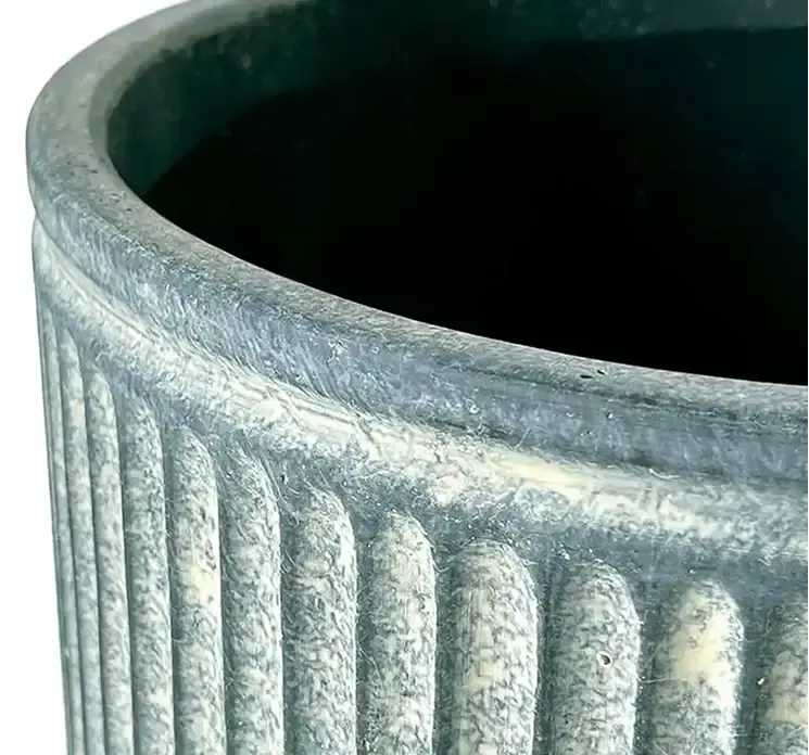 Krukke af cement i grå med rille mønster closeup