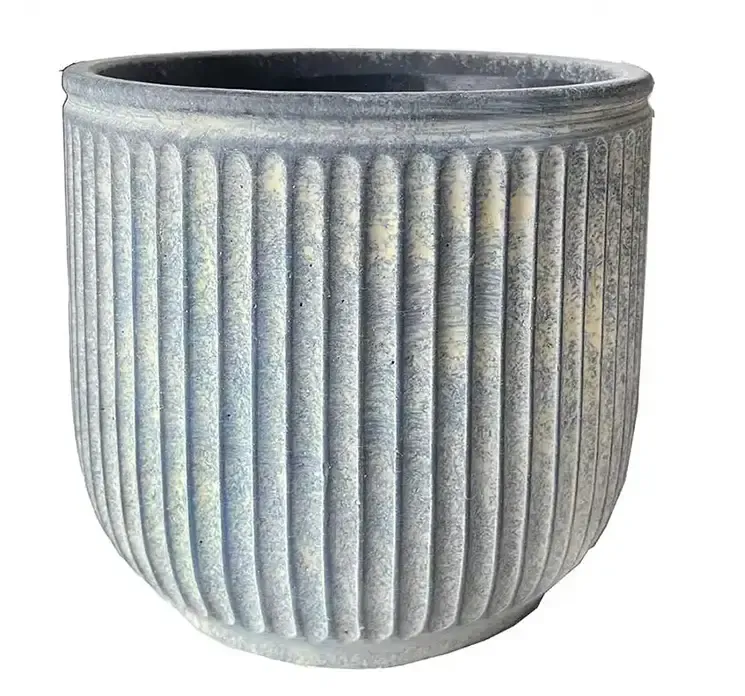Krukke af cement i grå med rille mønster