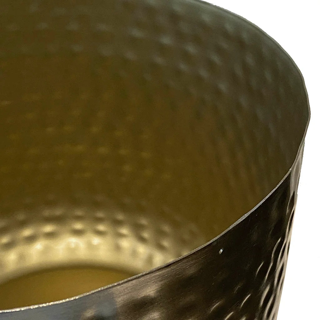 Krukke af metal i guld farvet med mønster 20,5cm closeup