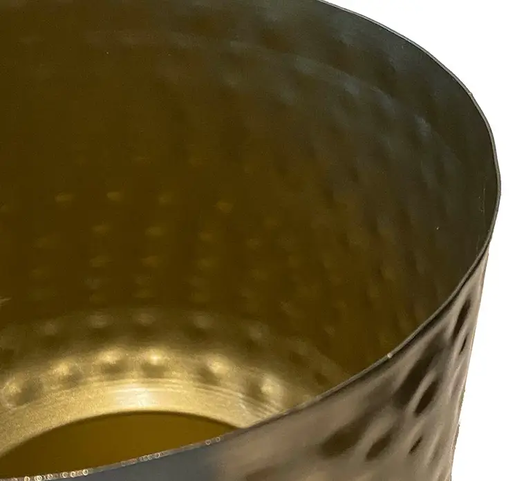 Krukke af metal i guldfarvet med mønster 15,5cm closeup